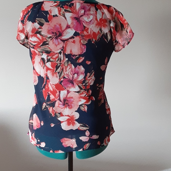 Beautiful floral top - Picture 3 of 3